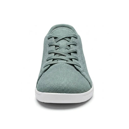 Graugrüner Mesh-Sneaker mit weißer Sohle von vorn, Schnürung und breite Schuhspitze sichtbar 35