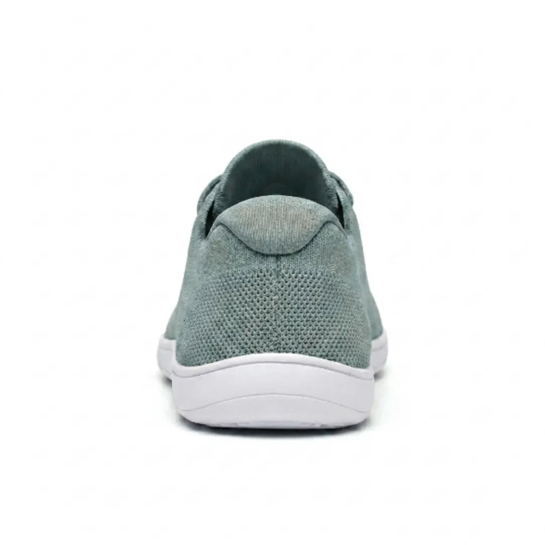 Rückansicht des graugrünen Mesh-Sneakers mit weißer Sohle, gepolsterte Ferse und gestricktes Material 36