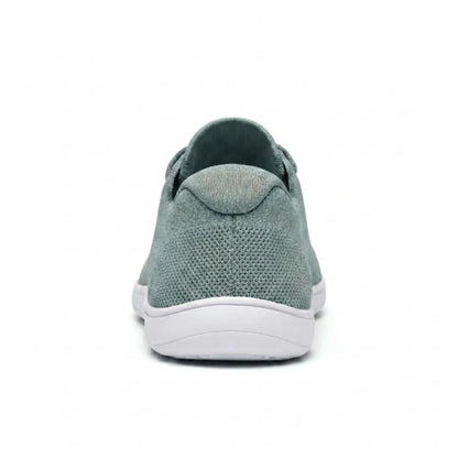 Rückansicht des graugrünen Mesh-Sneakers mit weißer Sohle, gepolsterte Ferse und gestricktes Material 36