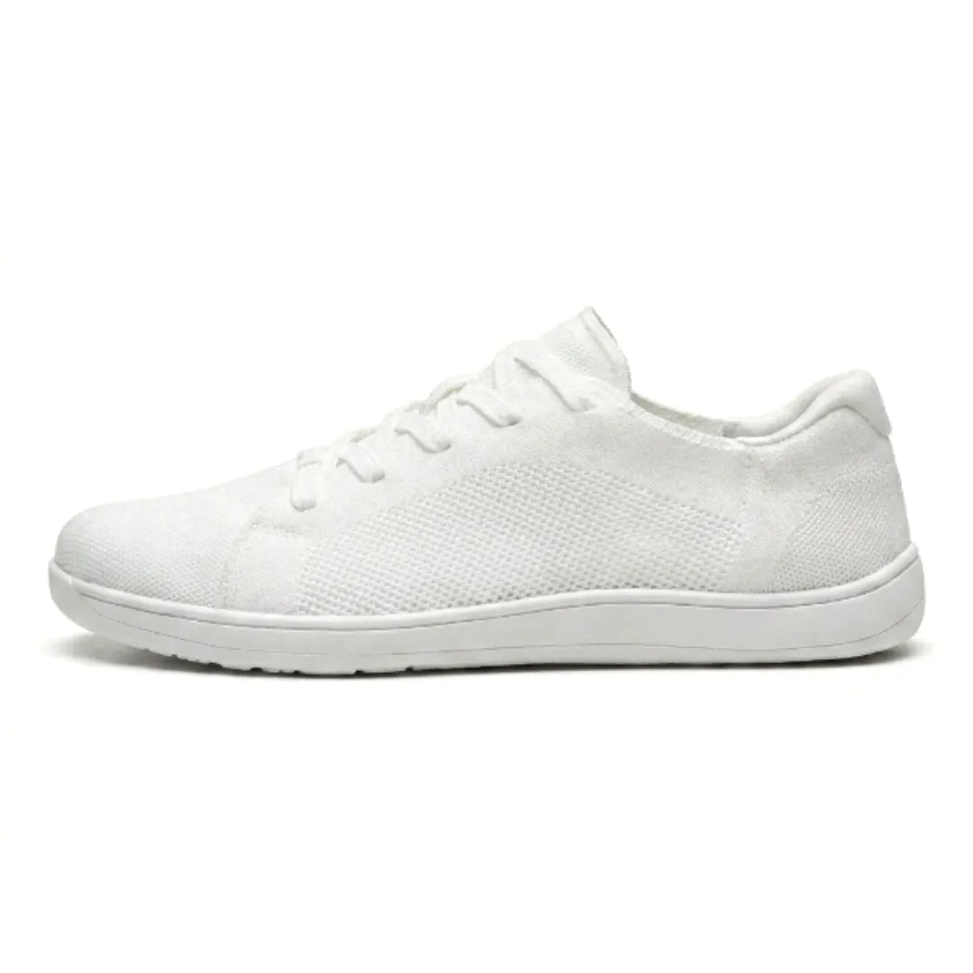 Seitenansicht eines komplett weißen Mesh-Sneakers mit weißer Sohle und Schnürung, feine Belüftungsstruktur am Mittelfuß 37