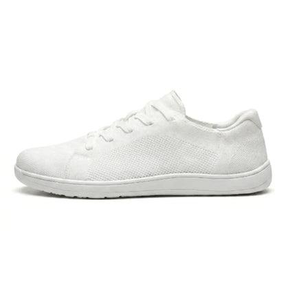 Seitenansicht eines komplett weißen Mesh-Sneakers mit weißer Sohle und Schnürung, feine Belüftungsstruktur am Mittelfuß 37