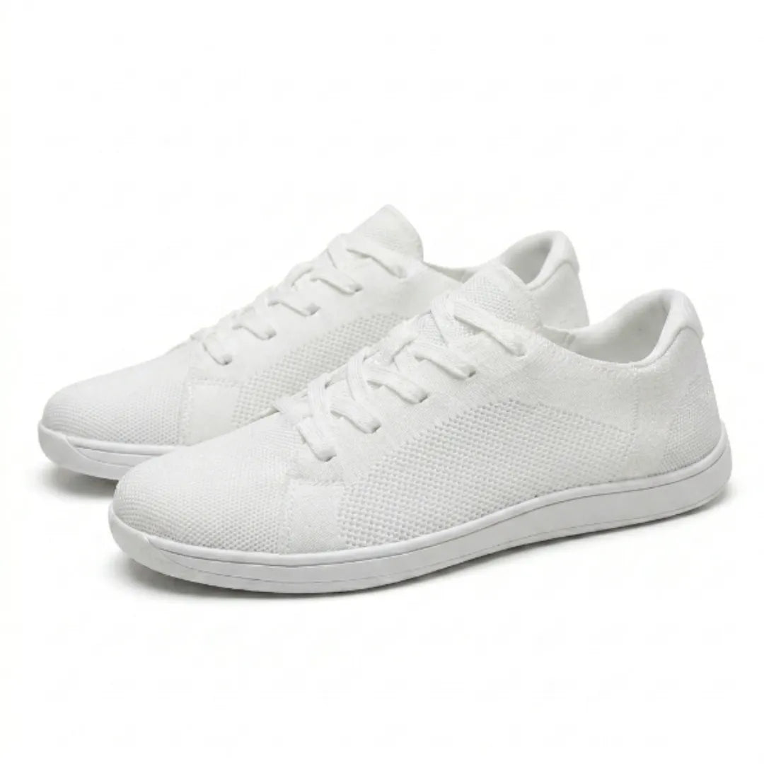 Paar weißer Barfuß-Sneaker aus Mesh mit Schnürung und flacher weißer Sohle, schräg von der Seite auf hellem Hintergrund. 43