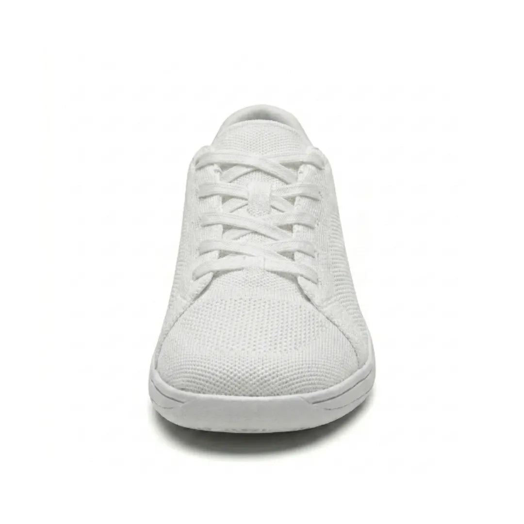 Weißer Mesh-Sneaker von vorn mit Schnürsenkeln, breiter Zehenpartie und flacher weißer Sohle. 44