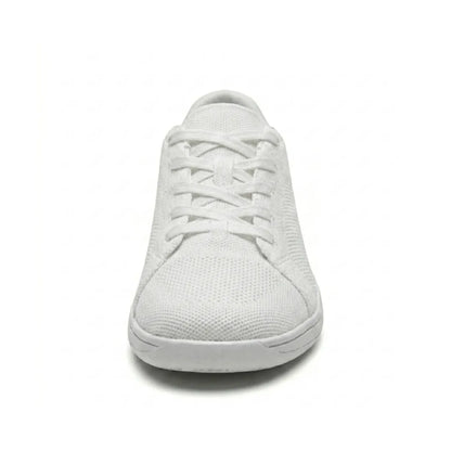Weißer Mesh-Sneaker von vorn mit Schnürsenkeln, breiter Zehenpartie und flacher weißer Sohle. 44