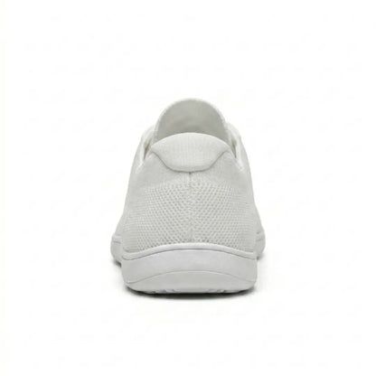 Weißer Mesh-Sneaker von hinten mit Fersenpartie, Fersenlasche und flacher weißer Sohle. 45