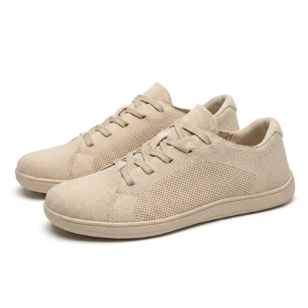 Paar beiger Mesh-Sneaker in Schrägansicht auf weißem Hintergrund.