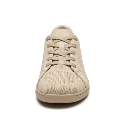 Beiger Sneaker von vorne mit Schnürung, breiter Schuhspitze und feinem Strickgewebe.