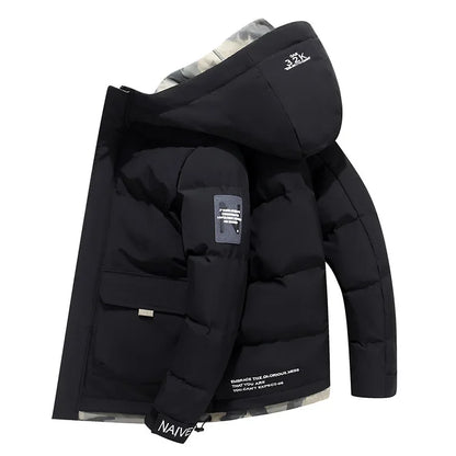 Schwarze Herren-Daunenjacke mit Kapuze, modernem Design und Aufnähern, warm und stilvoll.