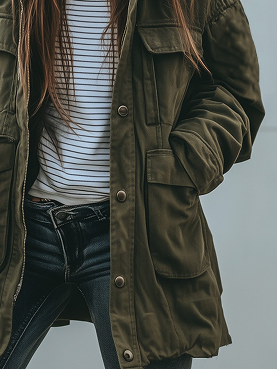 Damen-Utility-Jacke in Grün, Detail der Knopfleiste und großen aufgesetzten Taschen