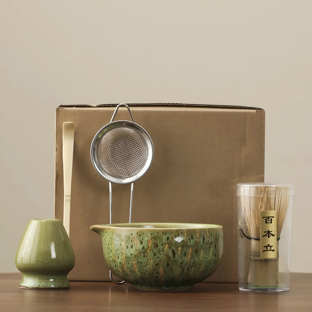 5-teiliges Matcha-Set in Olivgrün mit bräunlichen Akzenten vor einem braunen Versandkarton
