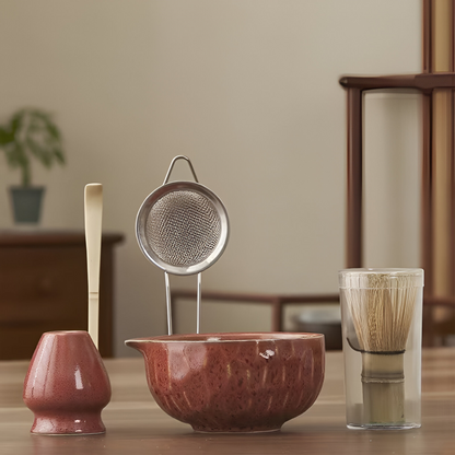5-teiliges Matcha-Set in glänzendem Rotbraun auf einem Holztisch