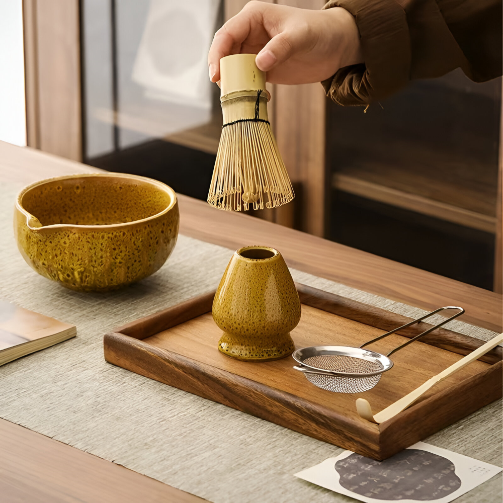 5-teiliges Matcha-Set mit Bambusbesen und Besenhalter auf einem Holztablett