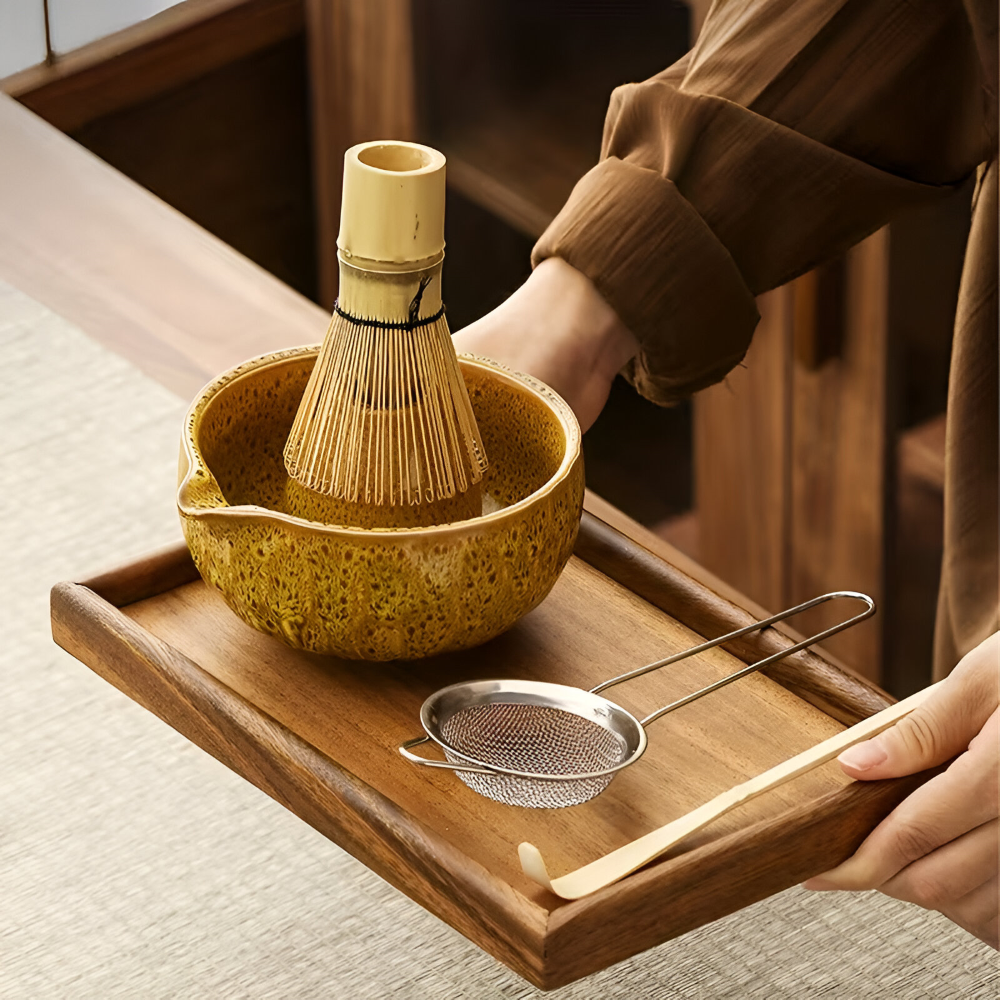 5-teiliges Matcha-Set auf einem Holztablett mit gelber Schale und Bambuszubehör