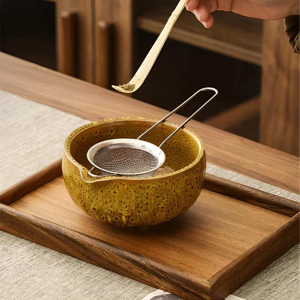 5-teiliges Matcha-Set mit Bambuslöffel und Sieb in der gelben Schale auf einem Holztablett