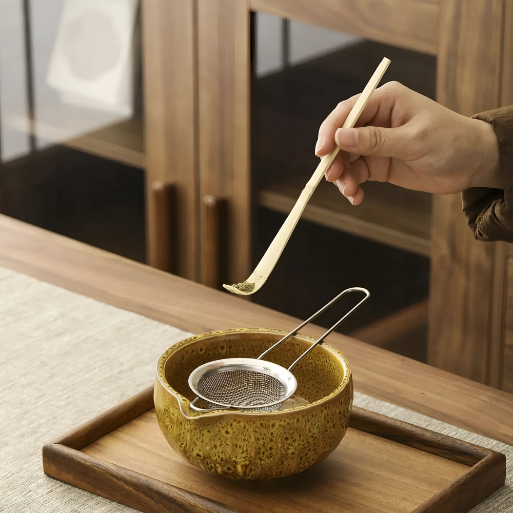 5-teiliges Matcha-Set mit Bambuslöffel und Sieb in der gelben Keramikschale auf einem Holztablett