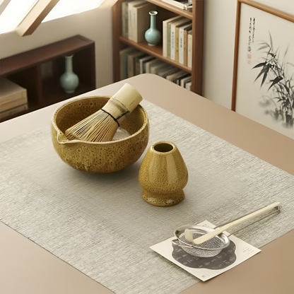 5-teiliges Matcha-Set von oben auf einer grauen Tischmatte