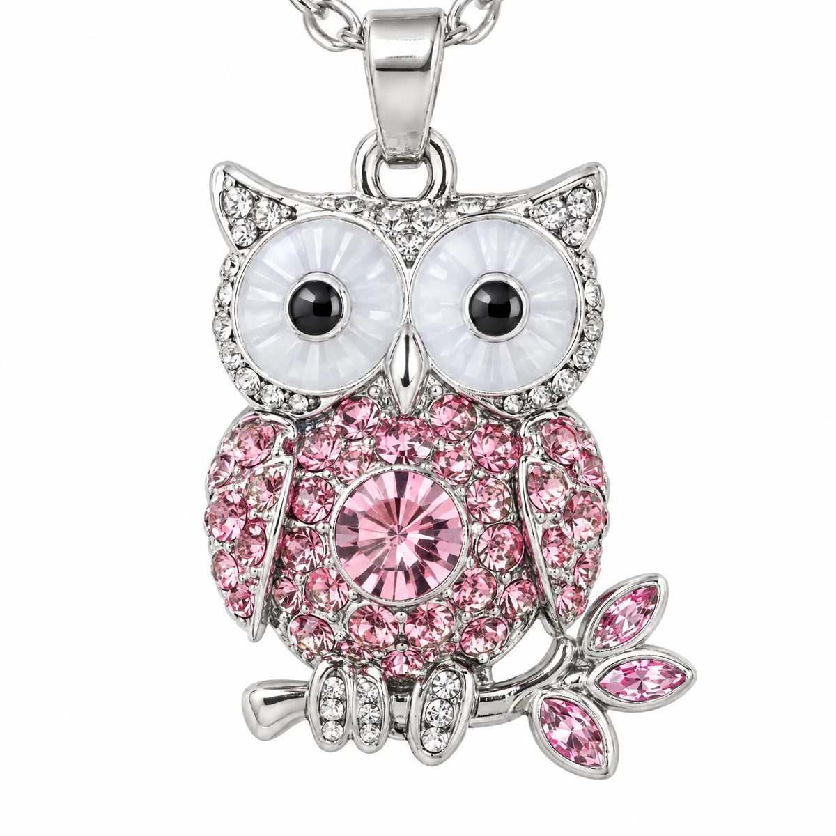 Nahaufnahme eines silberfarbenen Eulen-Anhängers mit rosa Strasssteinen am Bauch, großen perlmuttweißen Augen und Zweig mit rosa Blättern. 4