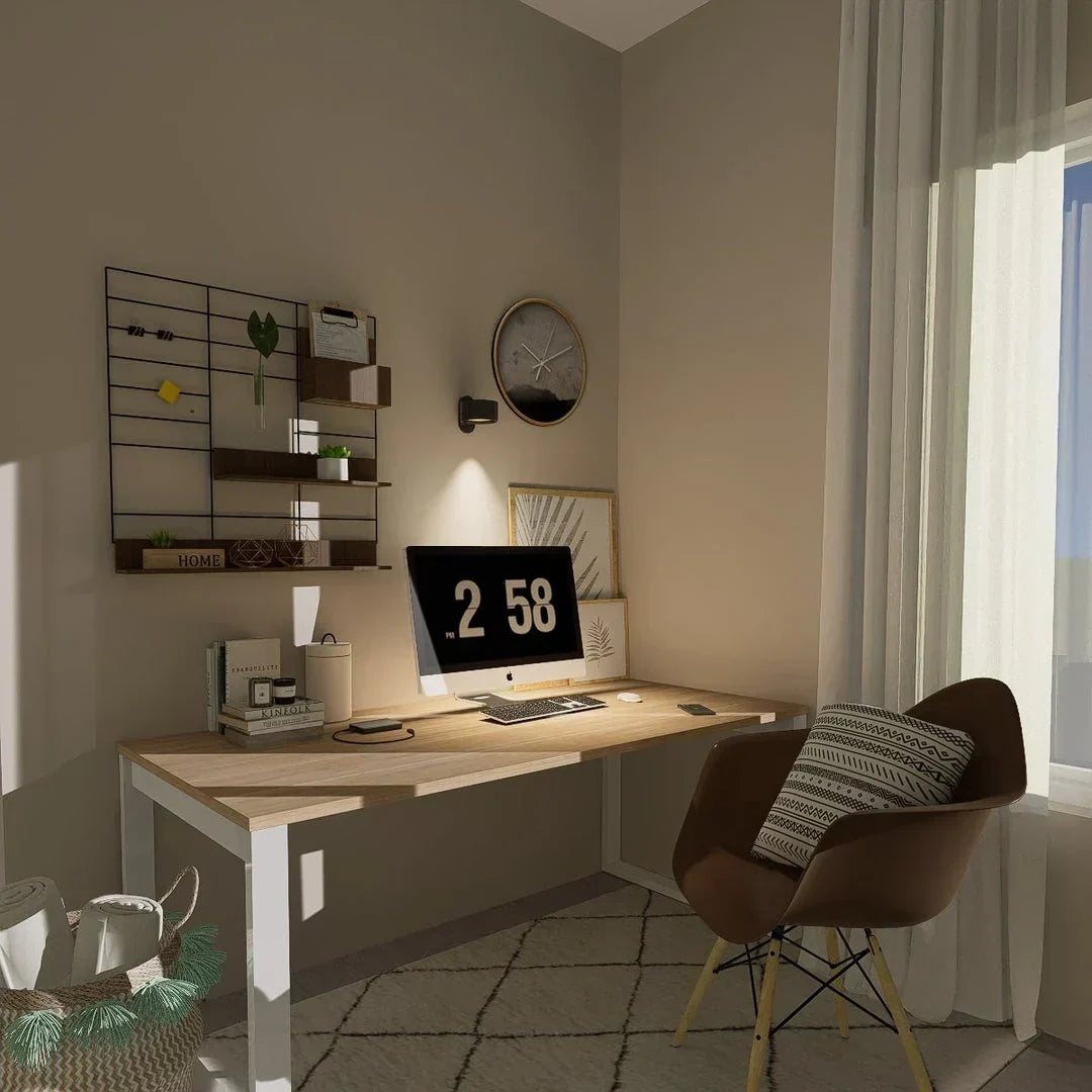 Schwarze Wandleuchte über einem Holzschreibtisch mit Monitor in einem hellen Homeoffice 14