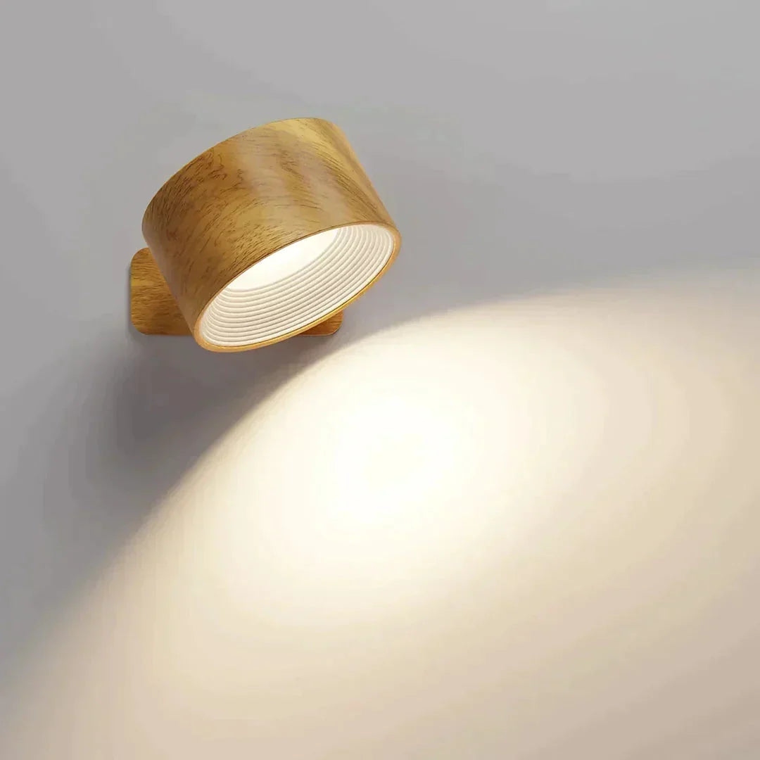 Wandleuchte in Holzoptik mit geneigtem Kopf und weichem Lichtkegel an grauer Wand 9