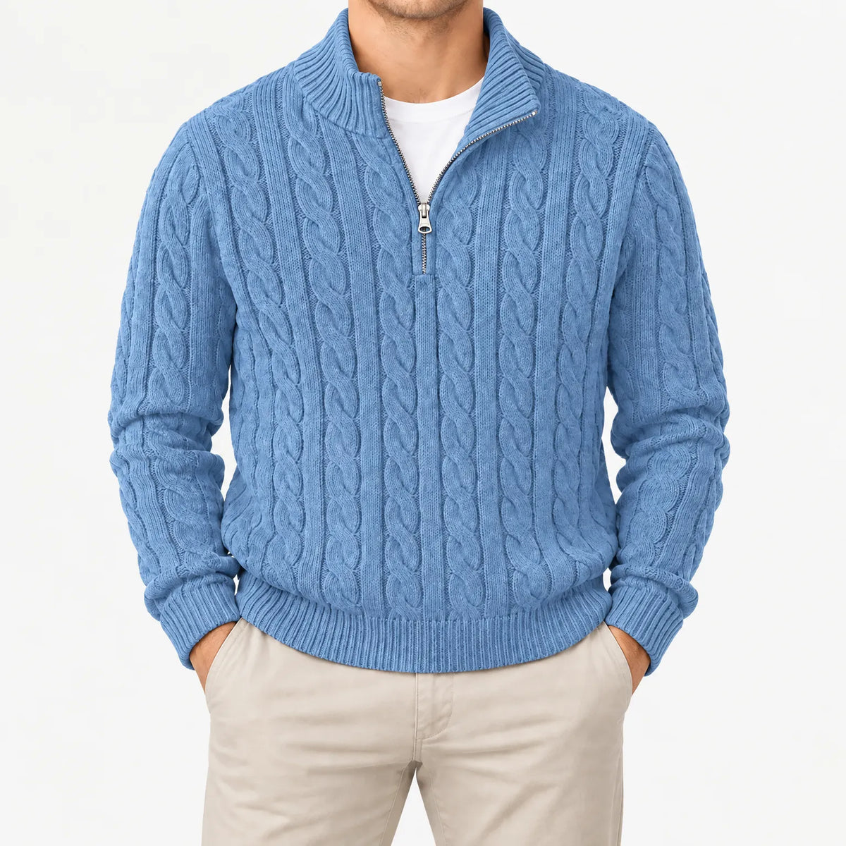 Hellblauer Zopfstrickpullover mit geöffnetem Halbreißverschluss und Stehkragen, frontal am Model mit beiger Hose. 11