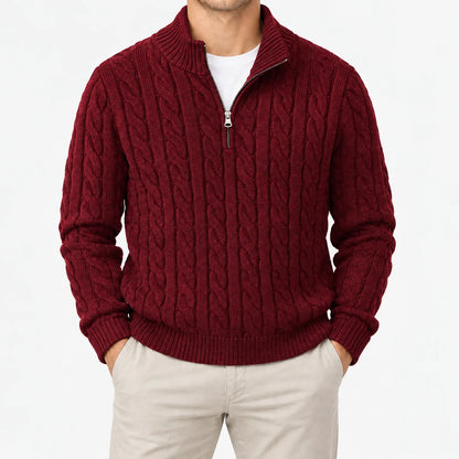Weinroter Zopfstrickpullover mit Halbreißverschluss und Stehkragen, frontal am Model, Hände in den Hosentaschen. 12