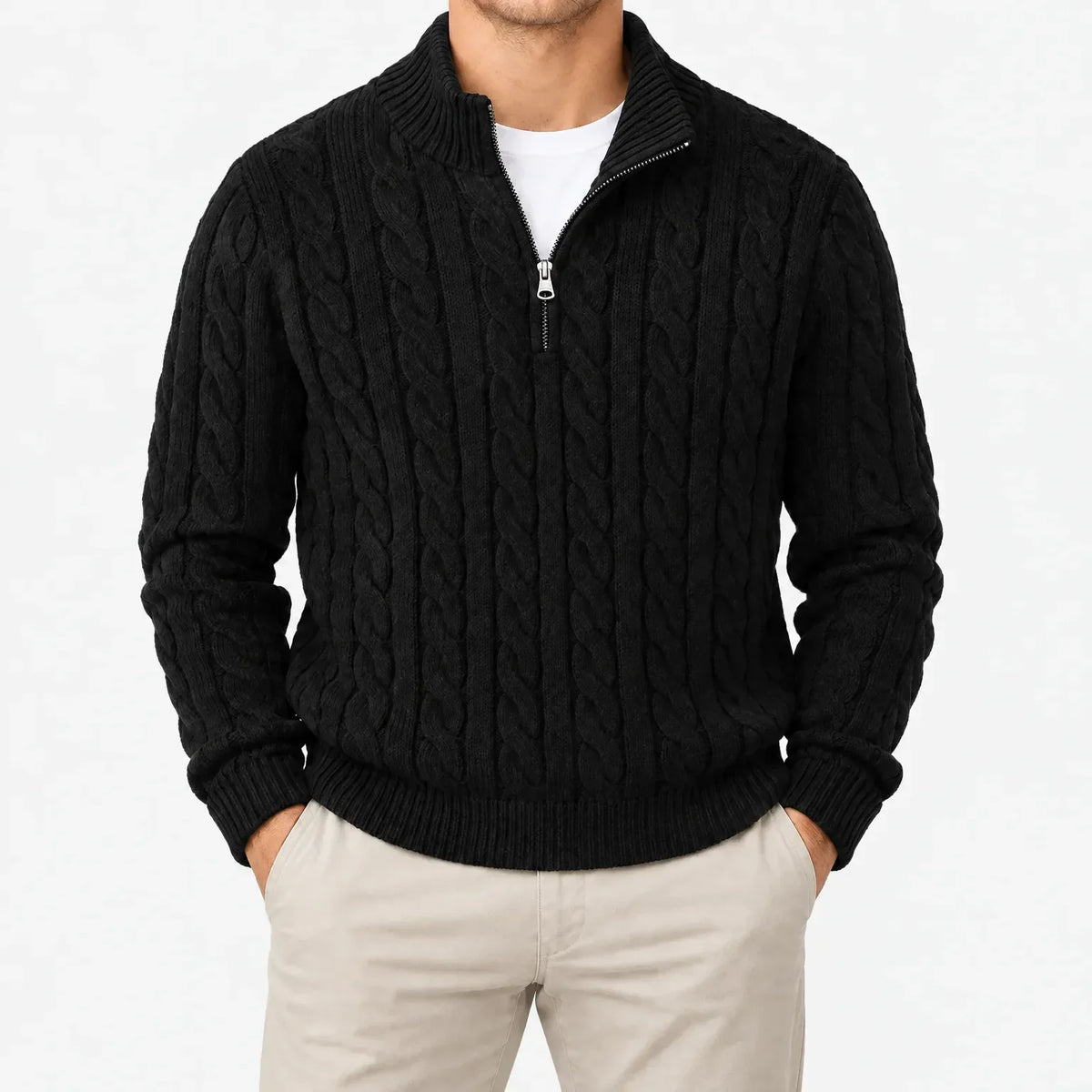 Schwarzer Zopfstrickpullover mit Halbreißverschluss und Stehkragen, frontal am Model mit beiger Hose vor weißem Hintergrund. 13