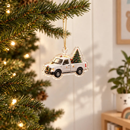 Weißer Pick-up mit Weihnachtsbaum auf der Ladefläche als transparenter Anhänger an einem beleuchteten Tannenzweig im Kinderzimmer. 1