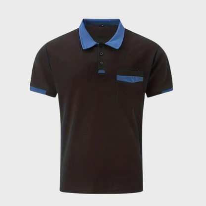 Frontansicht des schwarzen Poloshirts mit Knopfleiste, hellblauem Kragen, Brusttasche und hellblauen Ärmelbündchen.