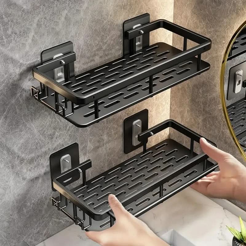 Zwei schwarze Regale mit Haken und Halterungen, Hände setzen ein Regal in die Wandplatte ein 12