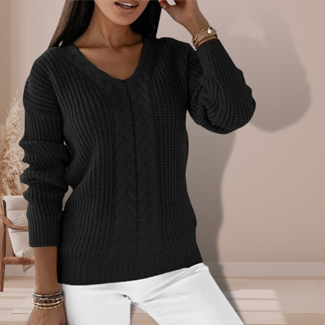 Frau in schwarzem Strickpullover, V-Ausschnitt, modisch, elegant, Herbstmode, Innenraum.
