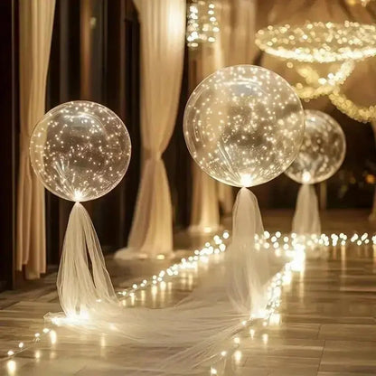 Zwei große Leuchtballons mit weißem Tüll, detail.