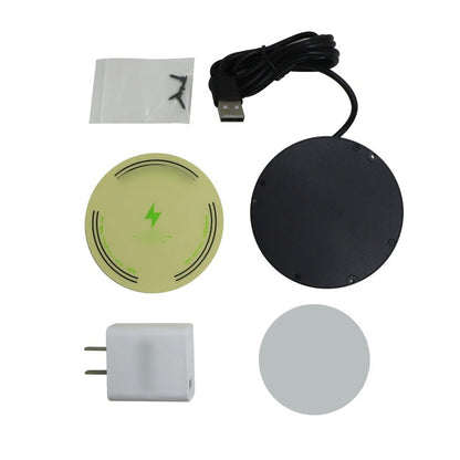 Lieferumfang mit Ladescheibe, USB-Kabel, Schrauben, Ladeaufkleber, Klebepad und Netzteil.