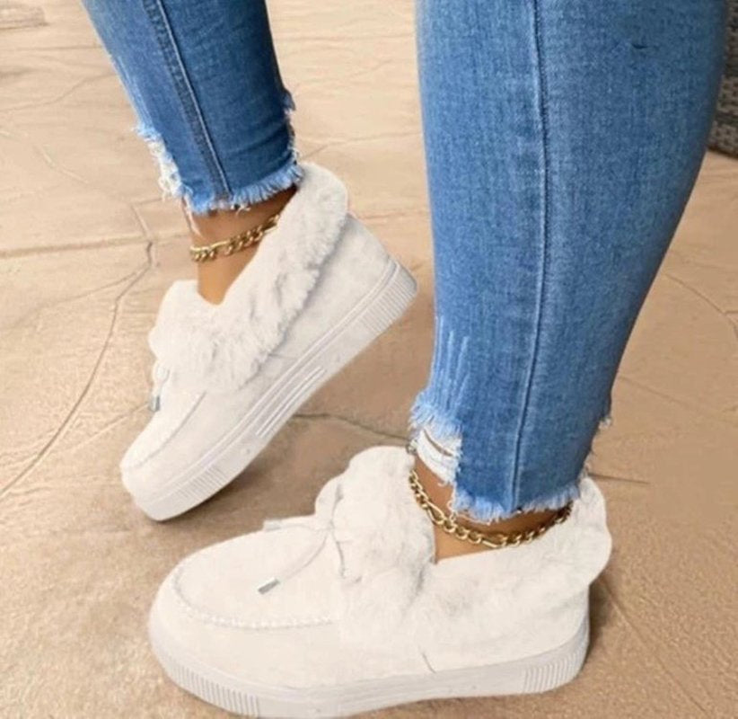 Weiße Damen-Winterschuhe mit Fell, bequem, kombiniert mit blauen Jeans.