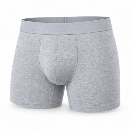 Einzelne hellgraue Boxerbriefs in melierter Optik, Vorderansicht mit breitem Bund und Ziernähten am Eingriff.