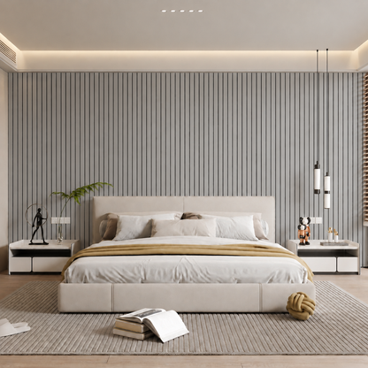 Schlafzimmer mit grauer Lamellenwand hinter dem Bett, helles Polsterbett und Nachttische 14