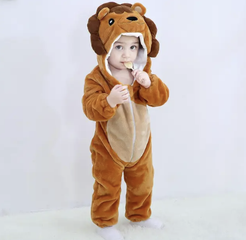 Kleinkind im braunen Löwenkostüm aus Plüsch, Tierverkleidung für Kinder, Karneval, Halloween.