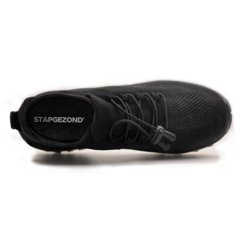 Schwarzer Sneaker, atmungsaktiv, mit elastischen Schnürsenkeln, Markenname "STAPGEZOND".
