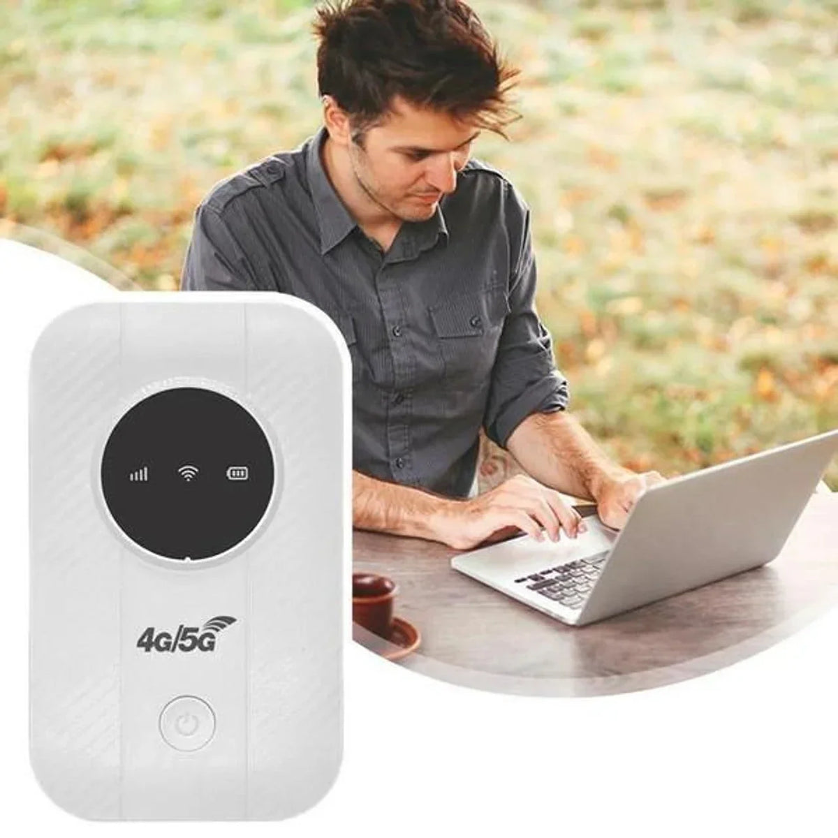 Weißer mobiler Router neben einem Mann, der im Freien an einem Tisch am Laptop arbeitet 1