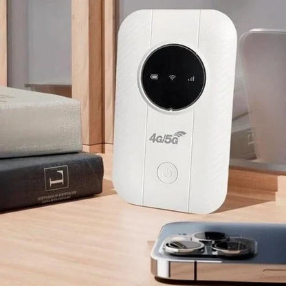 Weißer Router mit rundem schwarzem Display steht auf einem Holztisch neben Büchern und einem Smartphone 3