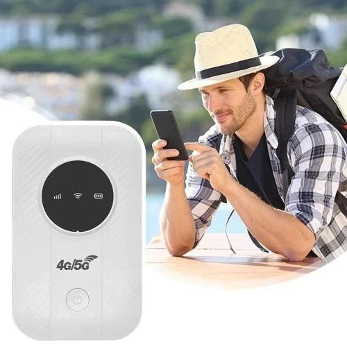 Reisender Mann mit Strohhut und Rucksack nutzt sein Smartphone, links der weiße Router 7