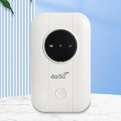 Weißer Router frontal vor hellblauem Hintergrund, mit rundem Display und Einschalttaste 8