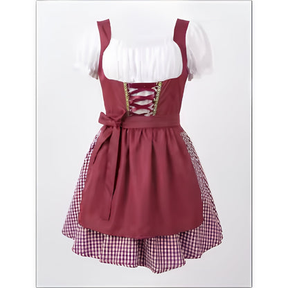 Weinrotes Dirndl mit weißer Puffärmel-Bluse, Schnürung am Mieder, Schürze mit Schleife und kariertem Unterrock, einzeln fotografiert. 1
