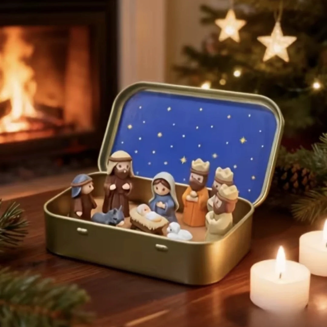 Weihnachtskrippe in einer geöffneten Metalldose, Detail mit Sternenhimmel im Deckel