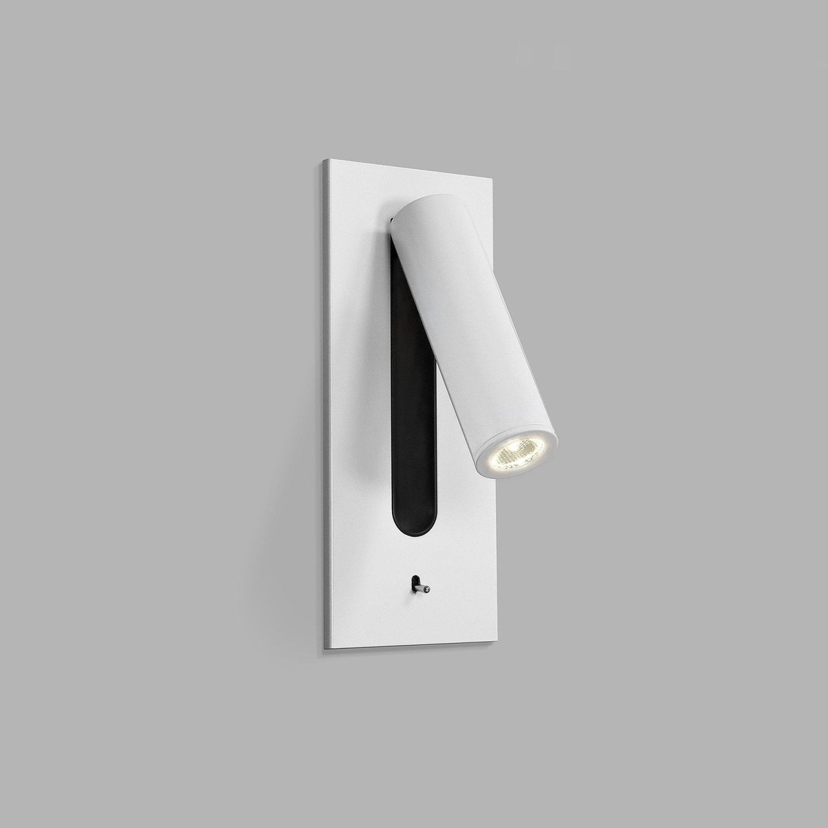 Kleines Badezimmer mit goldfarbenen Schrankfronten, zwei Leuchten an der Wand neben dem Spiegel, Vase mit Blüte 11