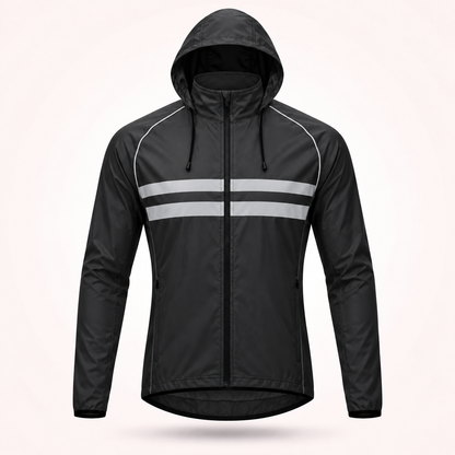 Schwarze Fahrradjacke mit Kapuze und Zugbändern in der Frontansicht, mit zwei Reflexstreifen und Reißverschlusstaschen an den Seiten. 17
