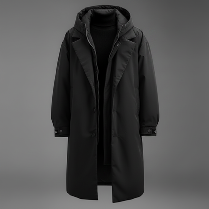 Schwarzer Herren-Trenchcoat mit Kapuze und Reverskragen, offen vor grauem Hintergrund