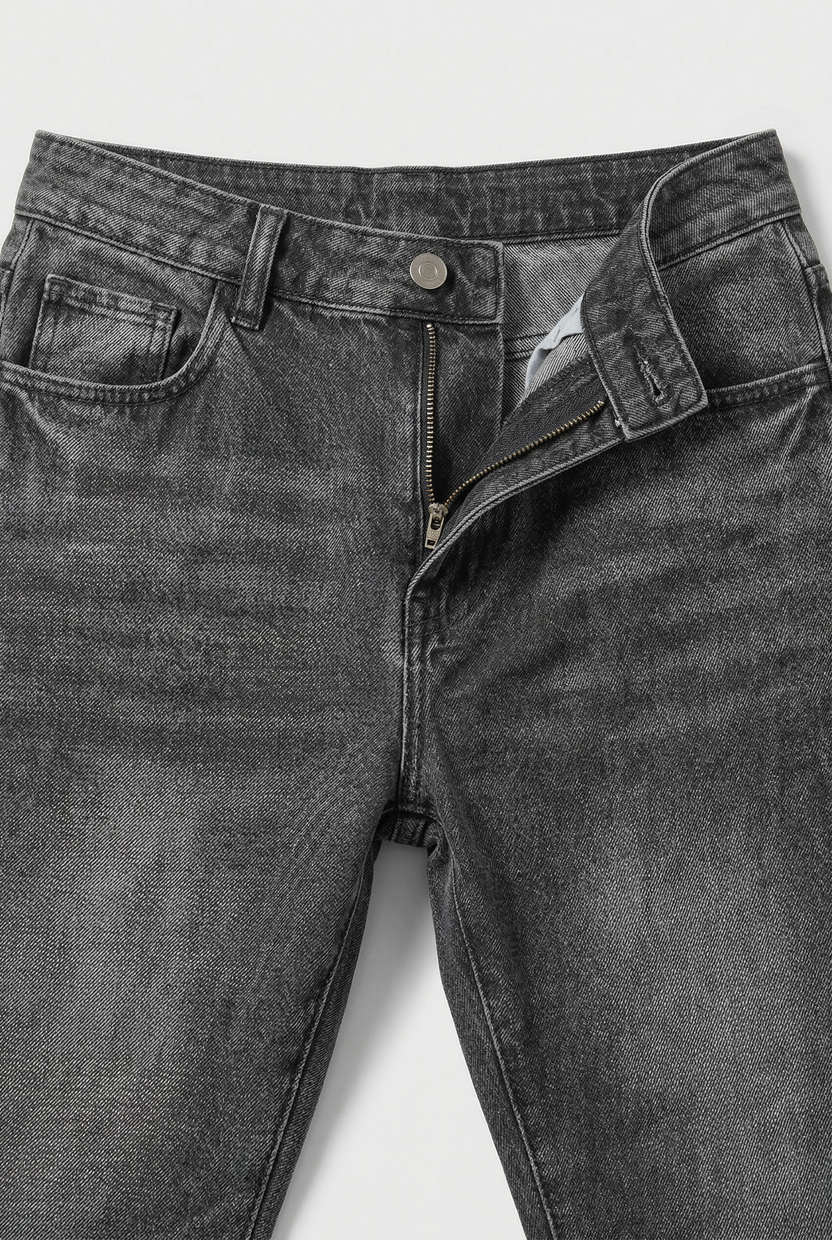 Detailaufnahme des Bundes mit Knopf, geöffnetem Reißverschluss und Gesäßtasche der grauen, ausgewaschenen Jeans 3