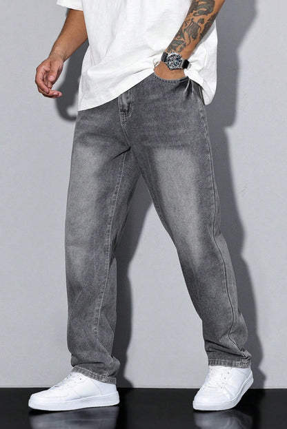 Seitliche Ansicht der hellgrau gewaschenen Jeans, getragen mit Oversize-Shirt, Armbanduhr und weißen Sneakern 5