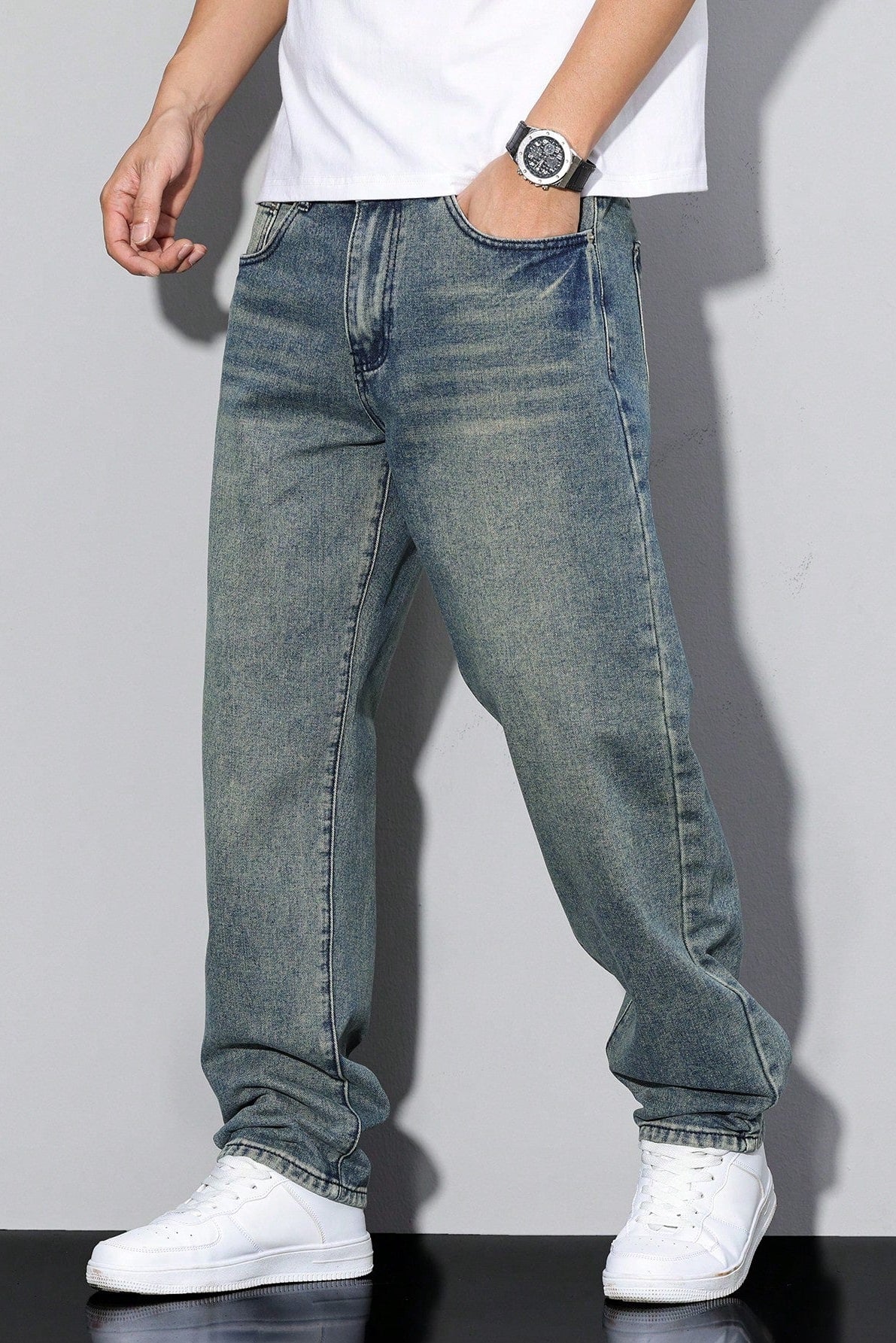 Seitlicher Look in einer blaugrünlich vintage gewaschenen Variante mit lockerem geradem Bein, Hand in der Hosentasche 6