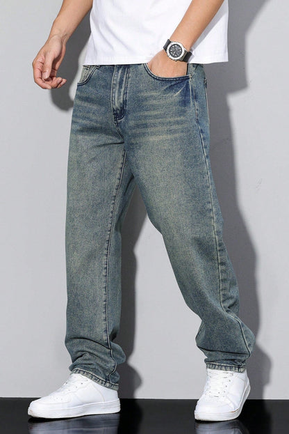 Seitlicher Look in einer blaugrünlich vintage gewaschenen Variante mit lockerem geradem Bein, Hand in der Hosentasche 6